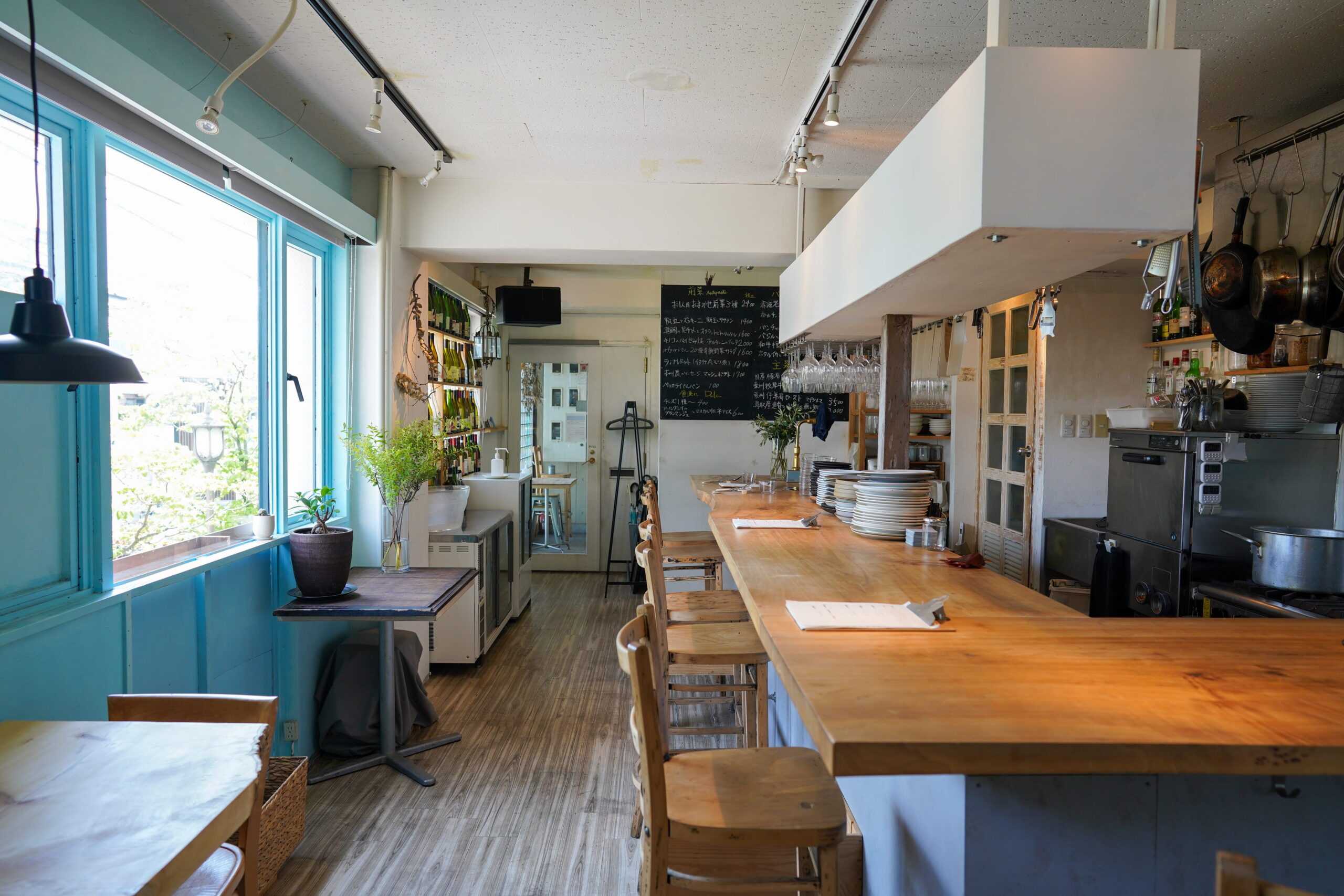 カウンターと客席のある店舗内装