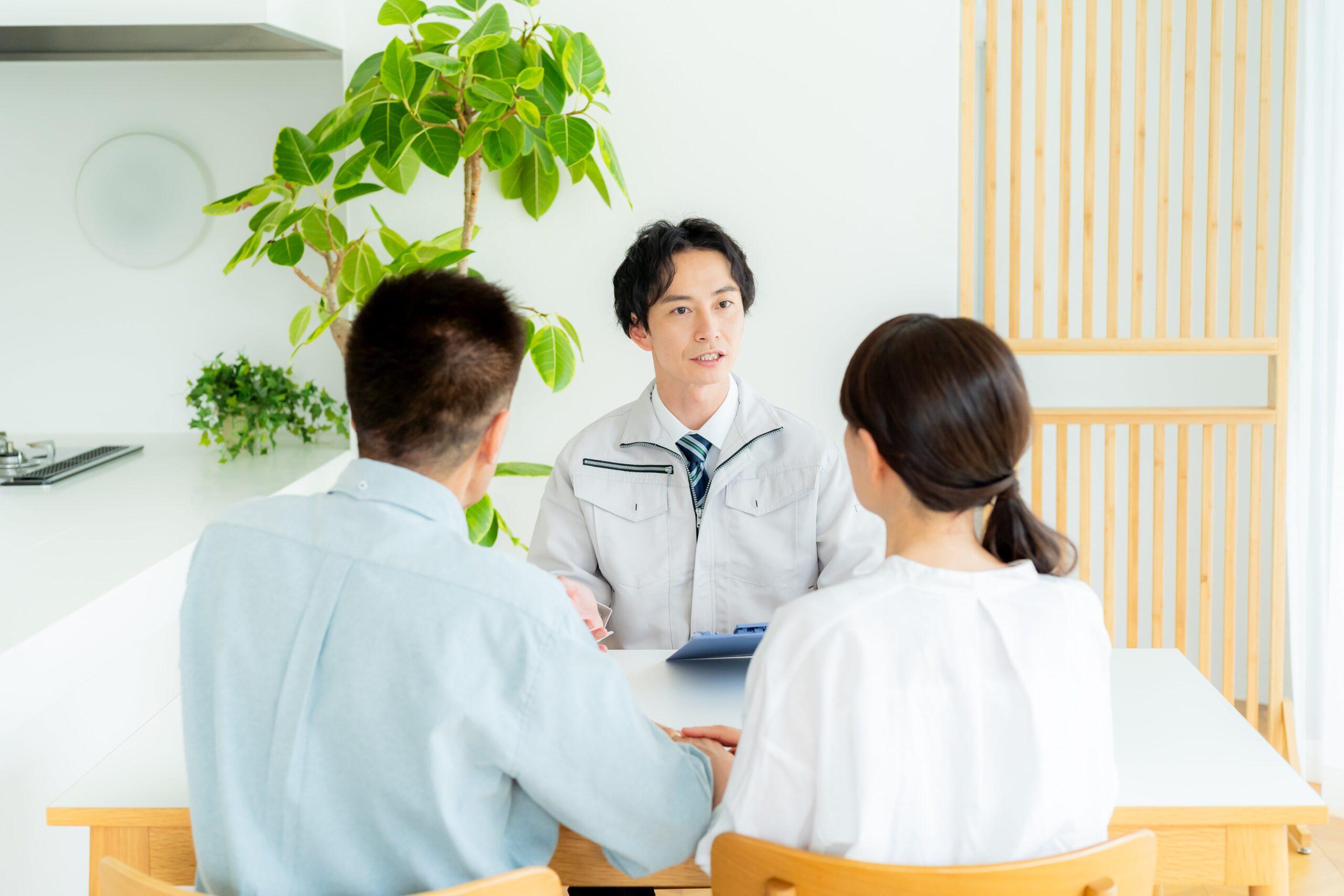 住まいのリフォームについて相談する様子
