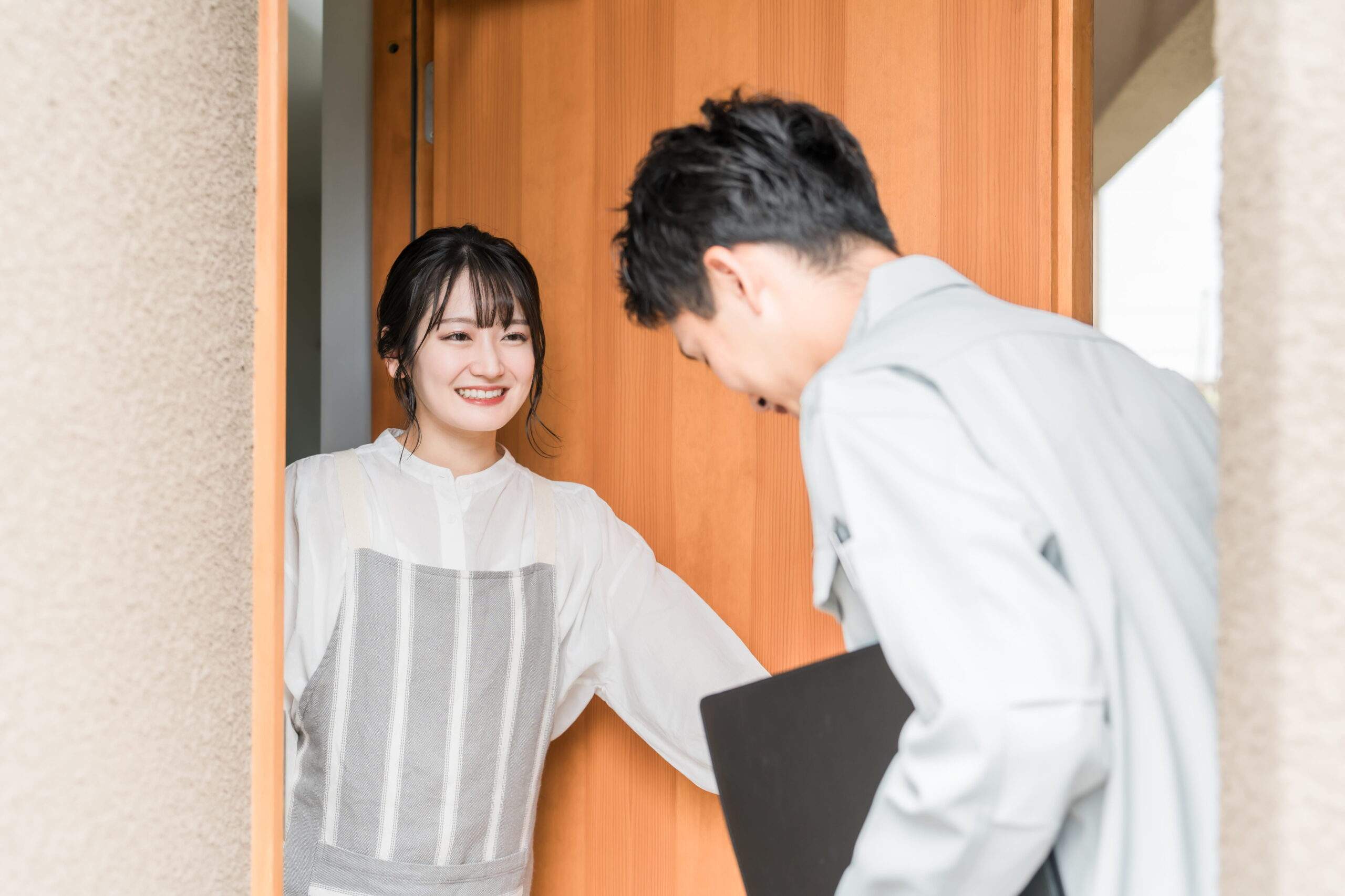 室内で相談に応じる作業員