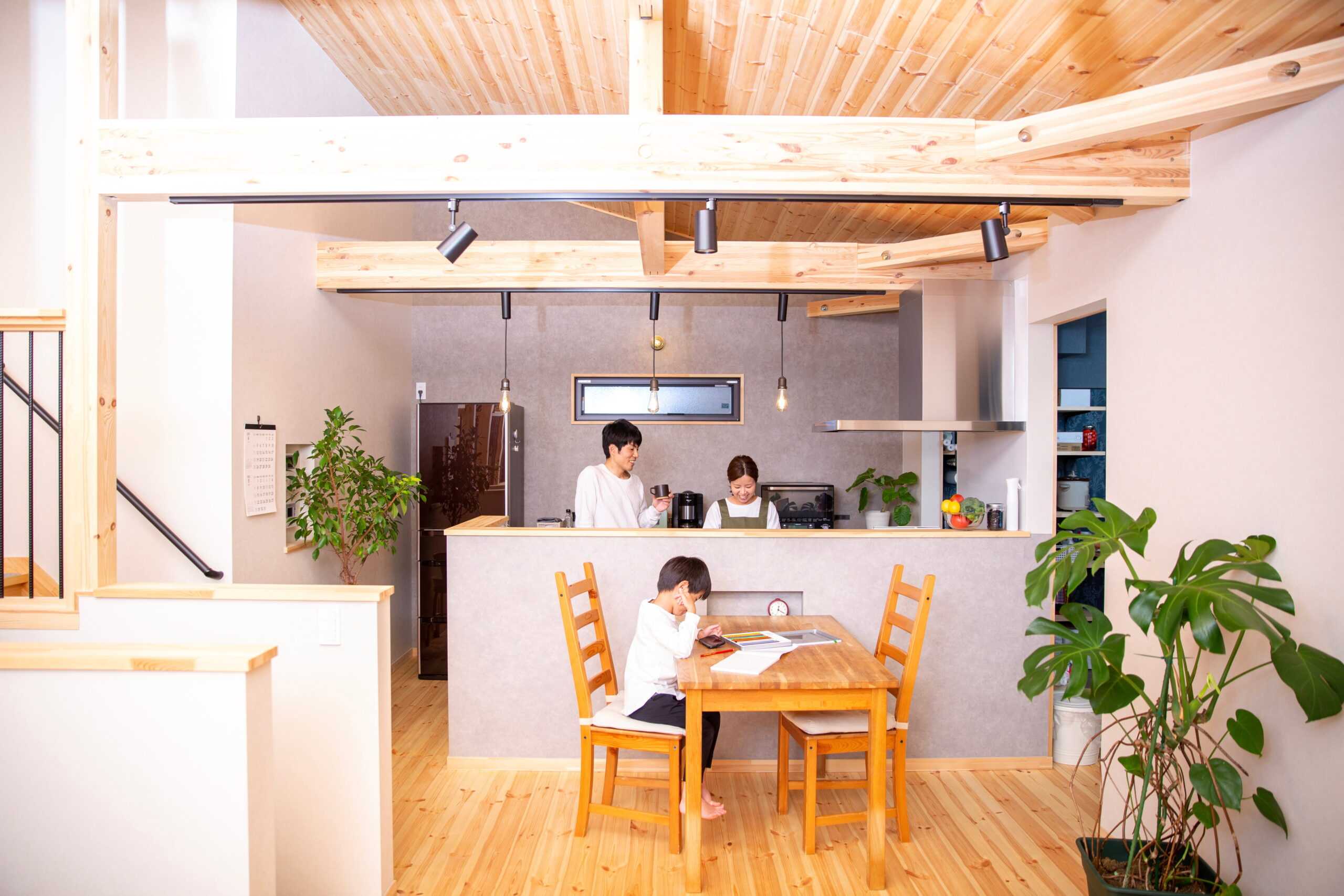 木の床と梁のあるダイニング