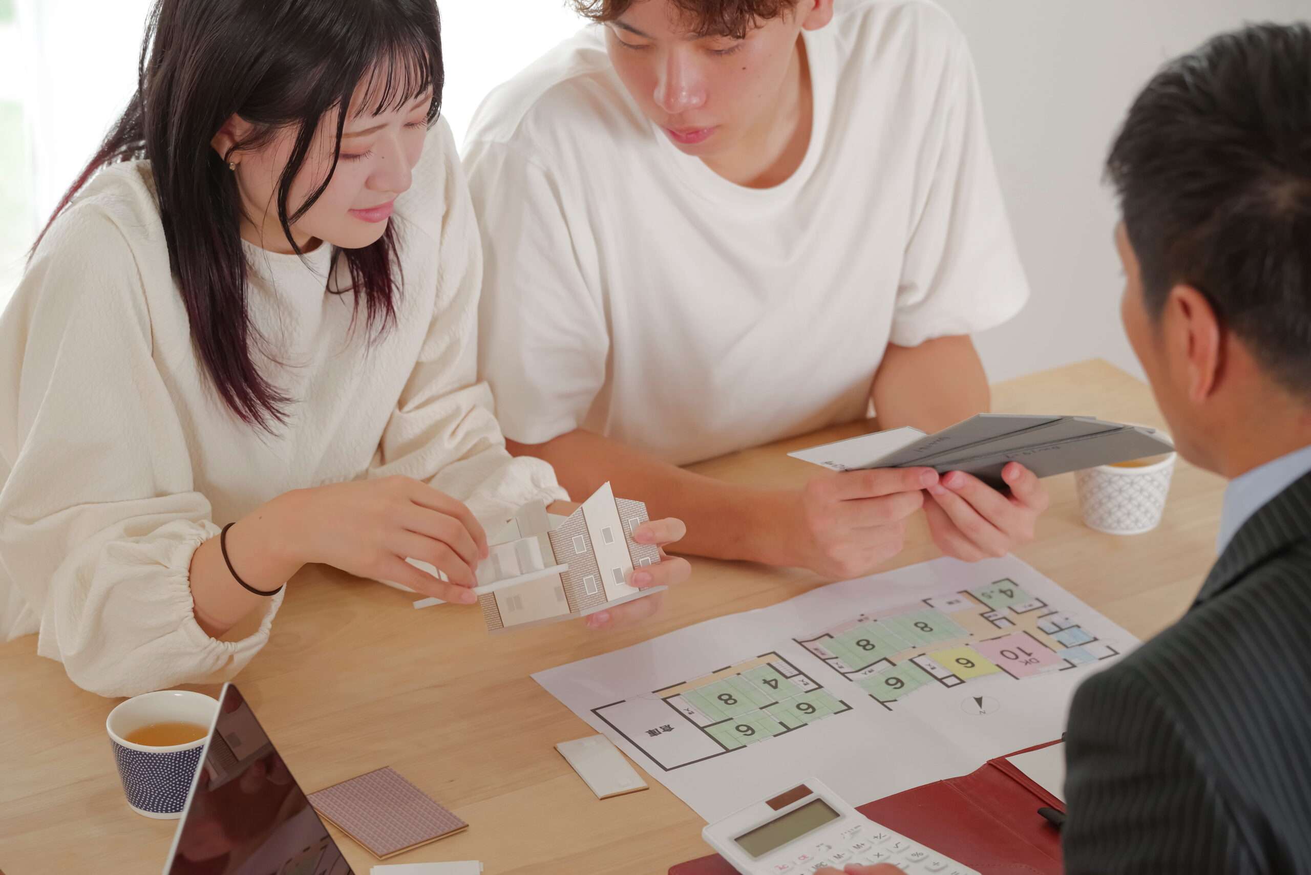 素材見本を見ながら相談する様子