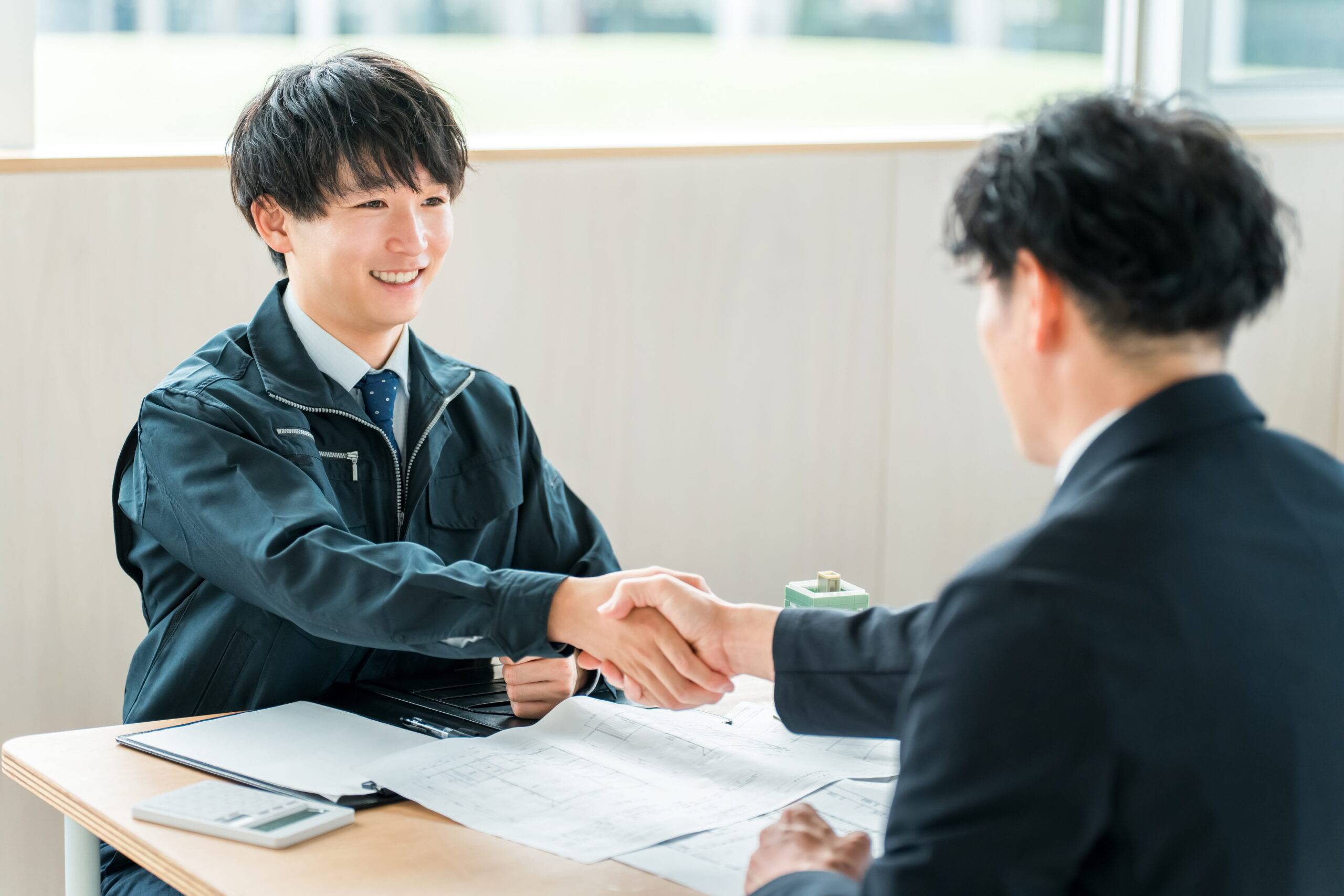 作業服姿の担当者との打ち合わせ
