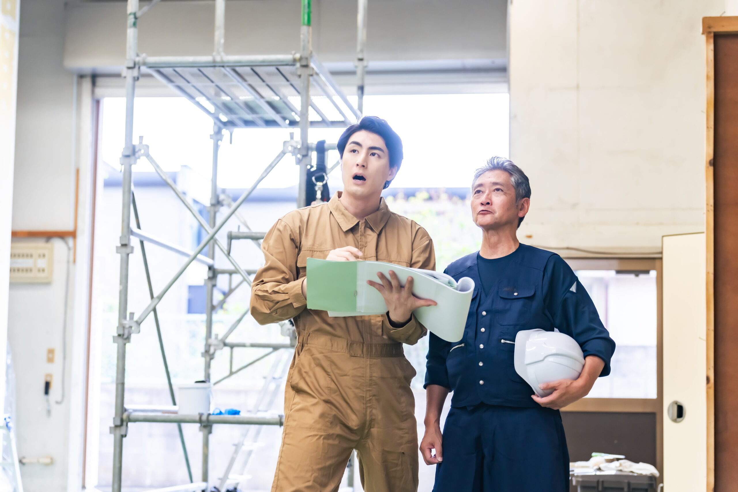 施工現場で打ち合わせる二人