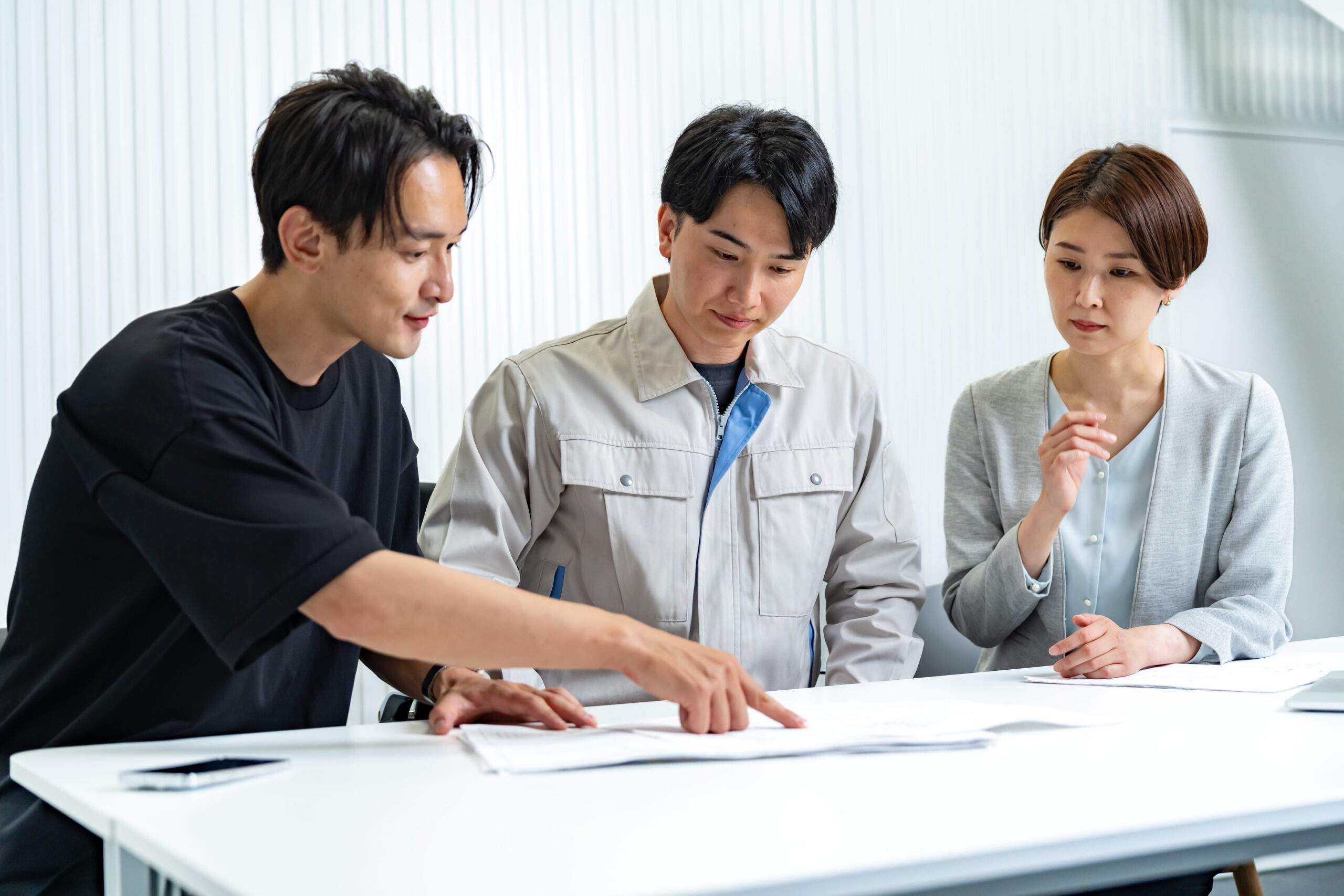 図面を囲んで住まいの計画を相談する様子