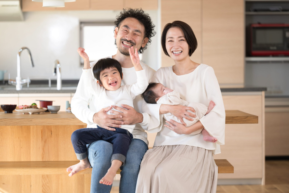 室内で並ぶ家族