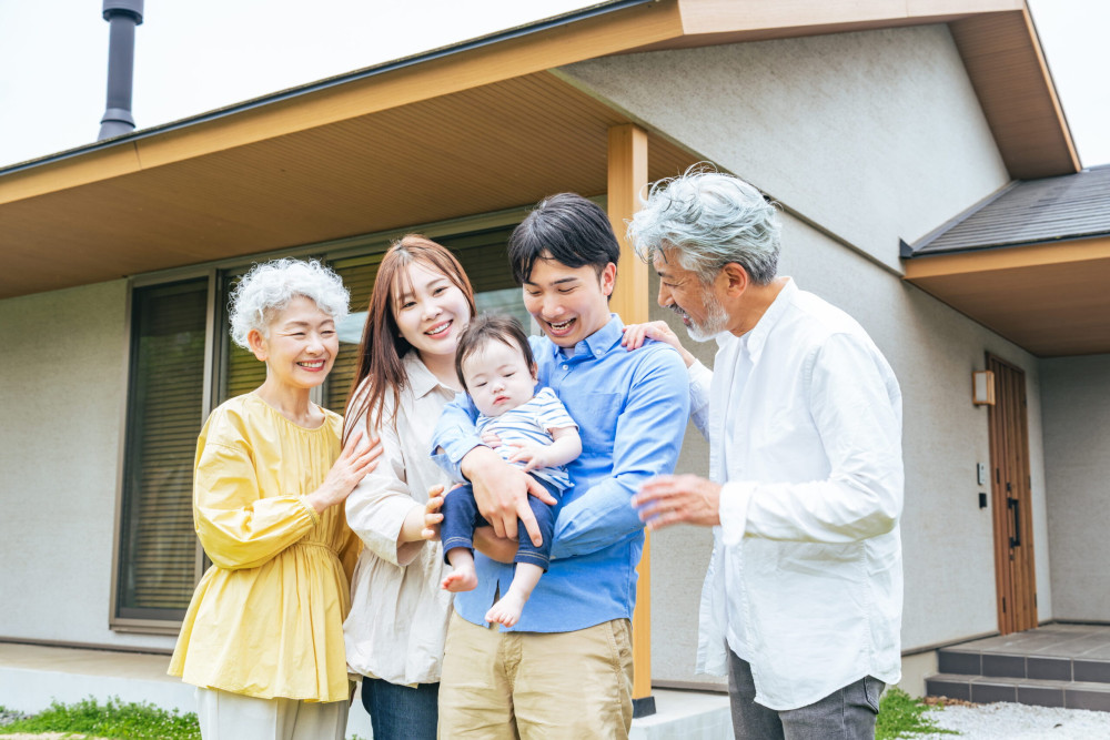 住宅の前に立つ家族
