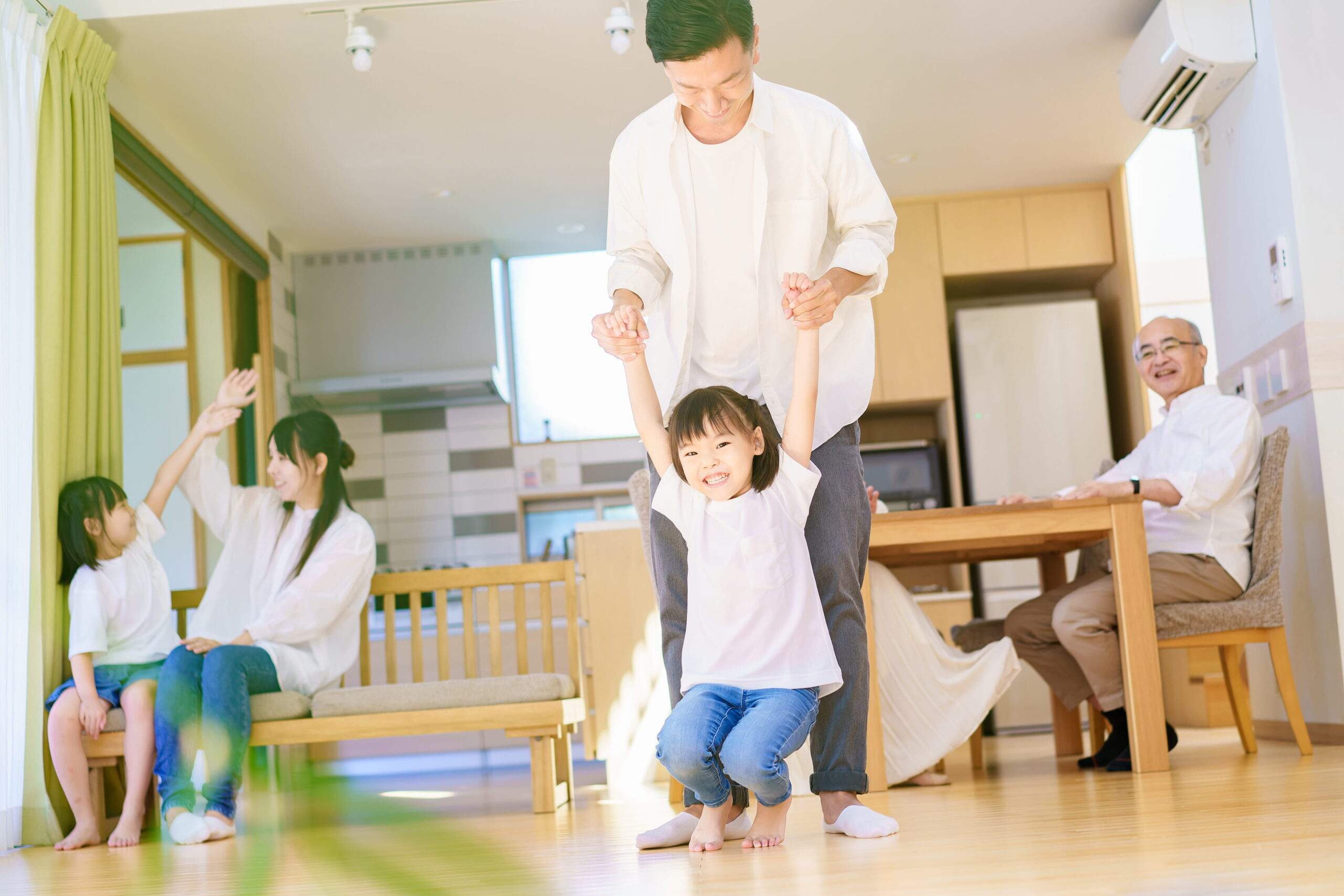 広いリビングで過ごす家族