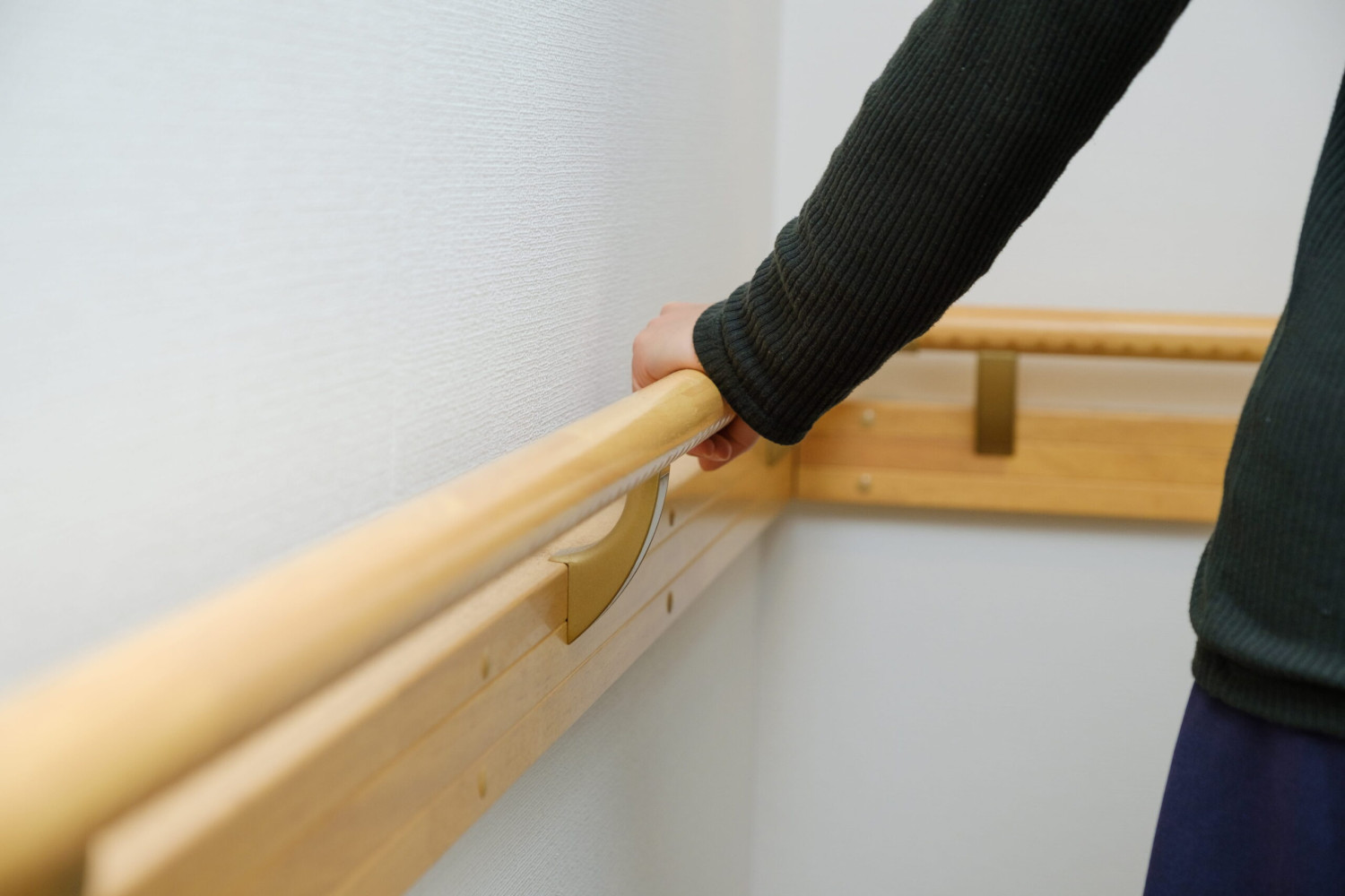 階段の手すりを使う様子