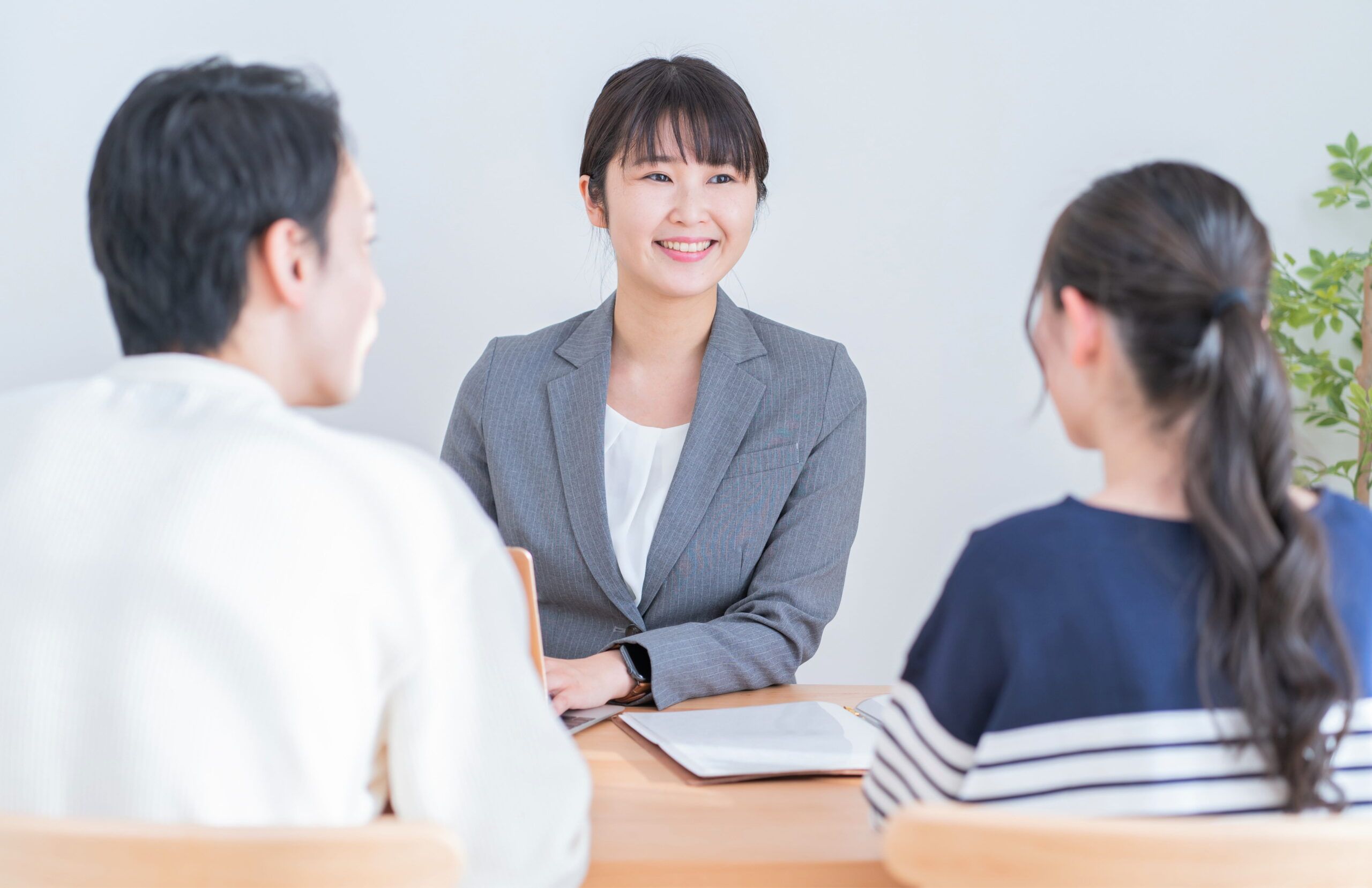 担当者と相談する二人